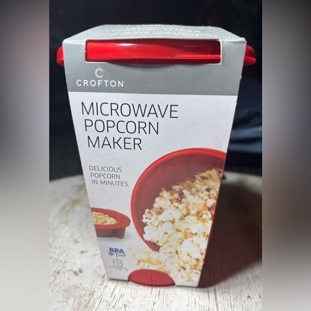 New Crofton Microwave Popcorn Maker NWT